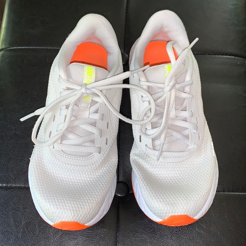 Nike revolution